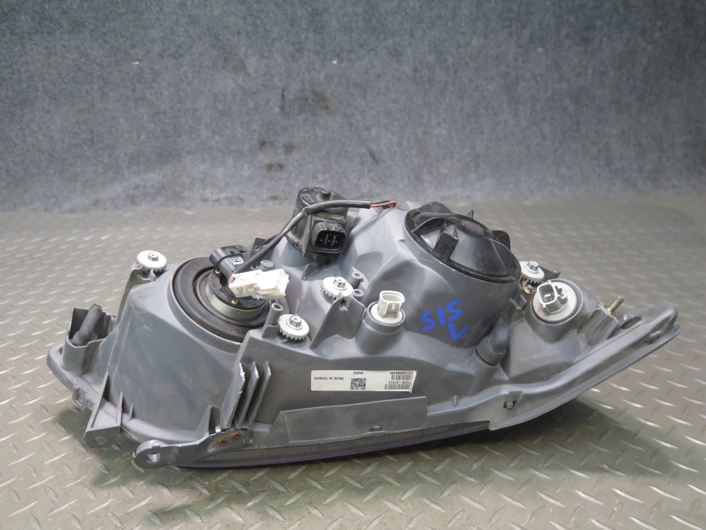 01-05 Lexus JCE10L IS300 Set of 2 Front Halogen Headlight Lamp Aftermarket