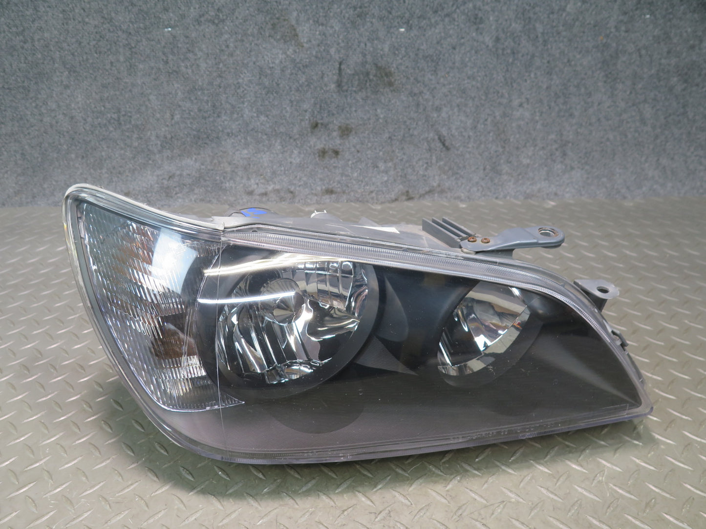01-05 Lexus JCE10L IS300 Set of 2 Front Halogen Headlight Lamp Aftermarket