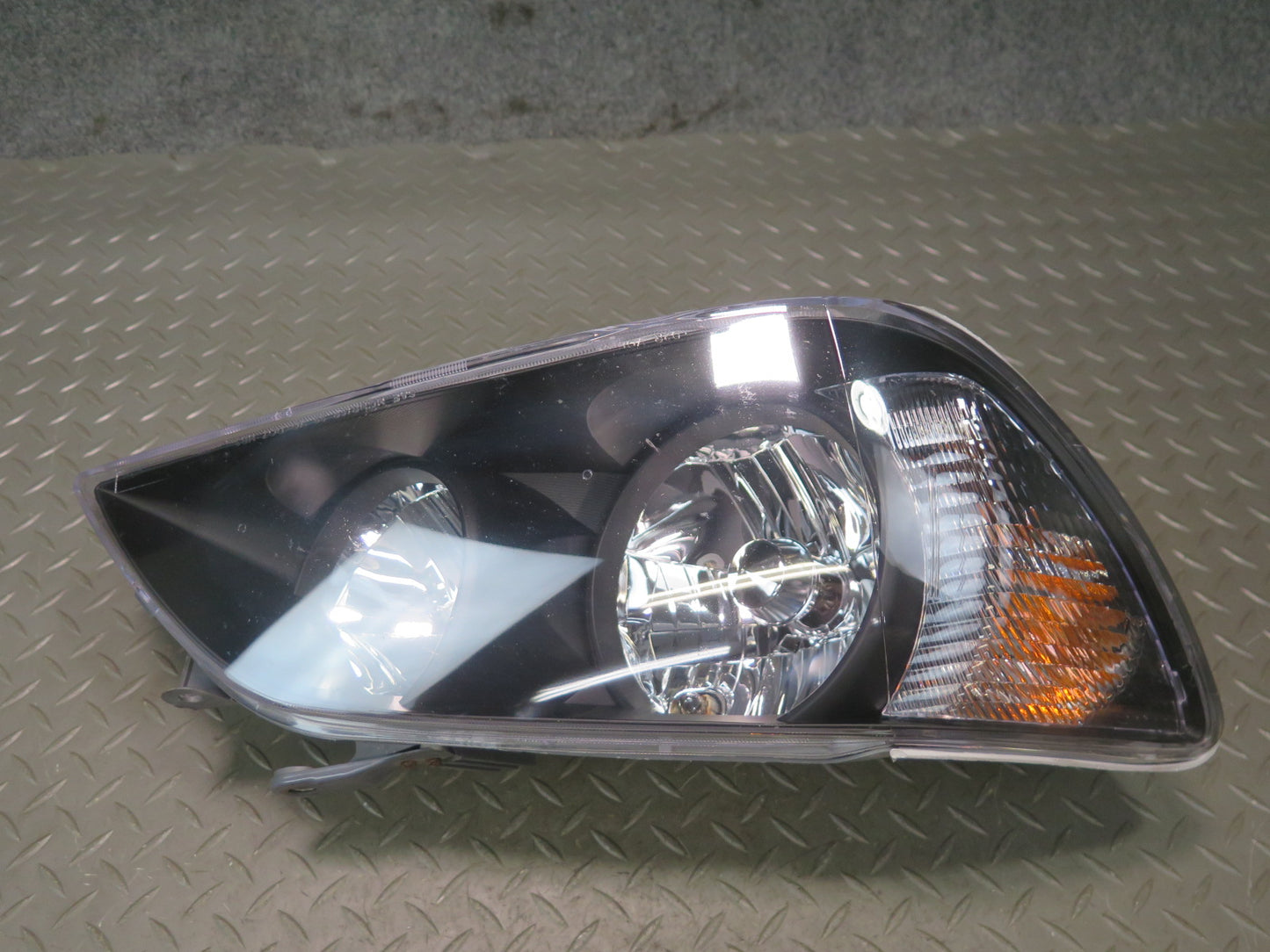 01-05 Lexus JCE10L IS300 Set of 2 Front Halogen Headlight Lamp Aftermarket