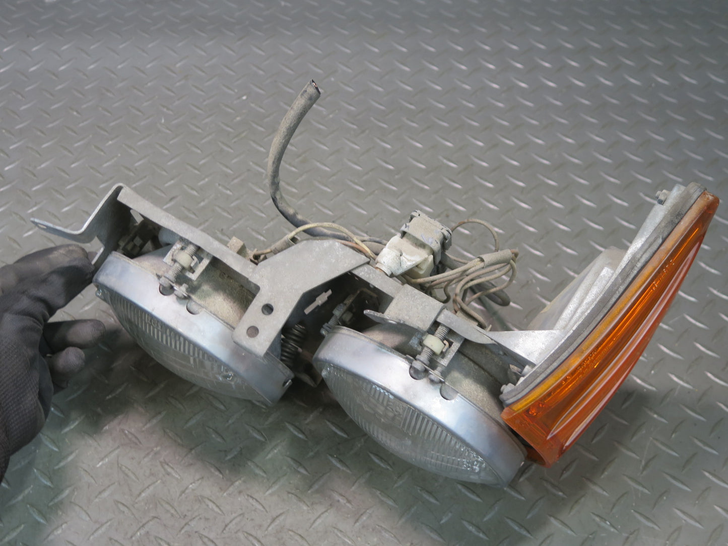 86-89 Mercedes R107 560SL Set of 2 Front Left & Right Halogen Headlight Lamp OEM