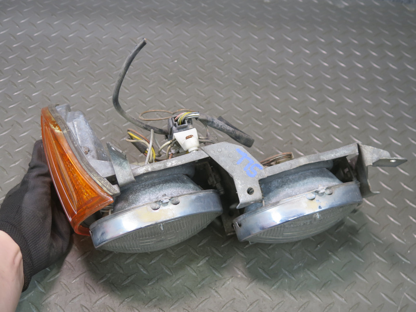 86-89 Mercedes R107 560SL Set of 2 Front Left & Right Halogen Headlight Lamp OEM