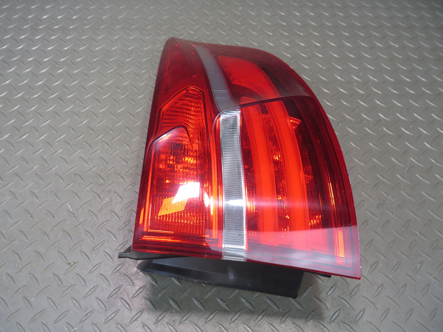 2013-2014 BMW E71 E72 X6 Rear Right Outer Tail Lid Light Lamp 7295004