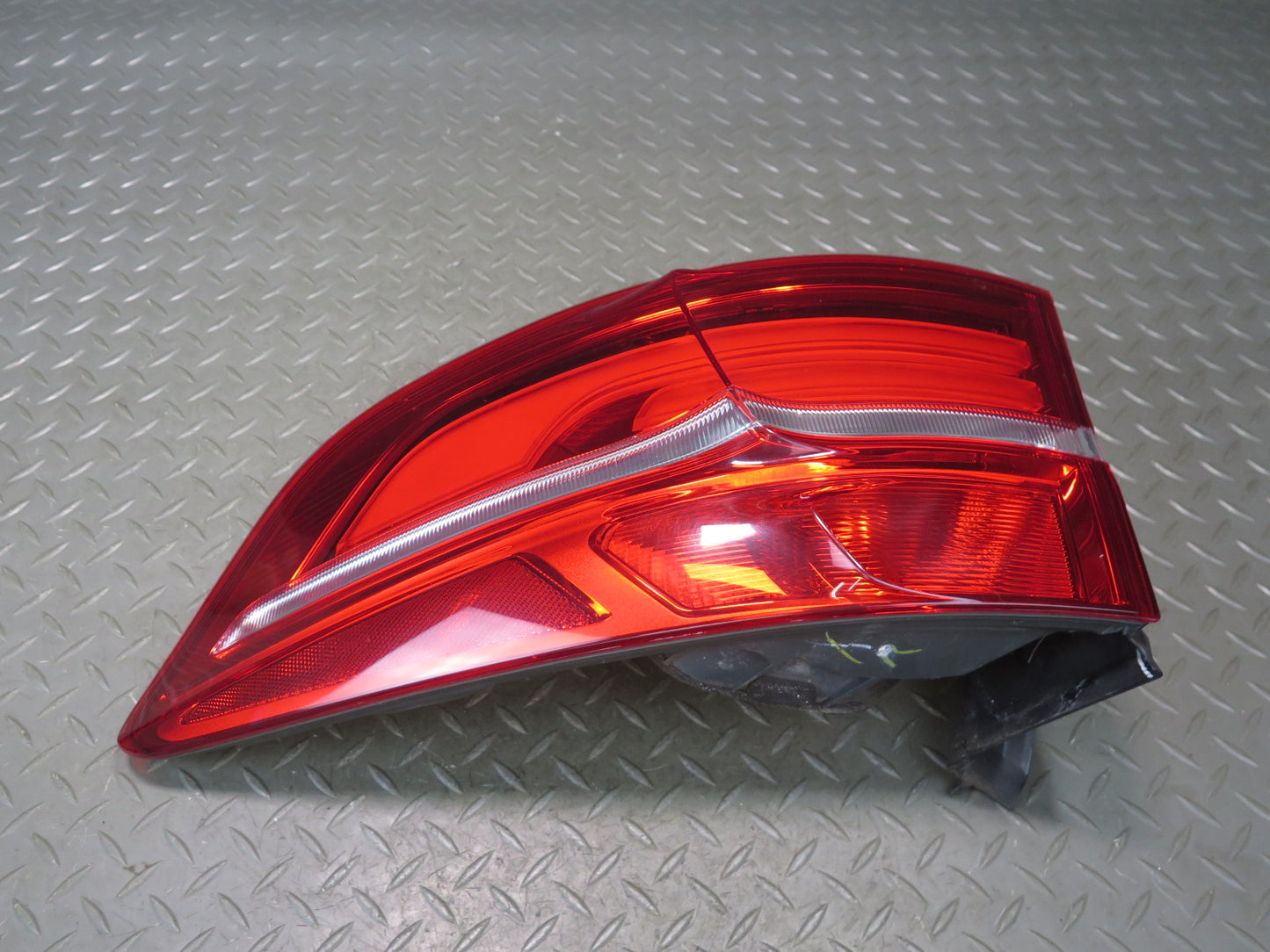 2013-2014 BMW E71 E72 X6 Rear Right Outer Tail Lid Light Lamp 7295004