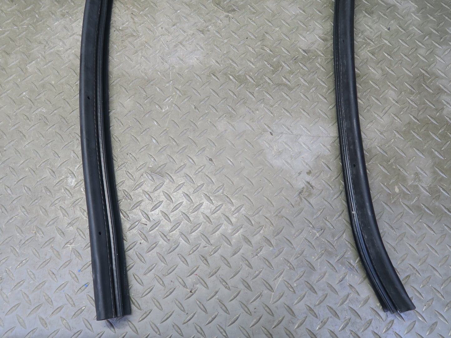08-19 Maserati Granturismo M145 Right Door Weatherstrip Rubber Seal Gasket