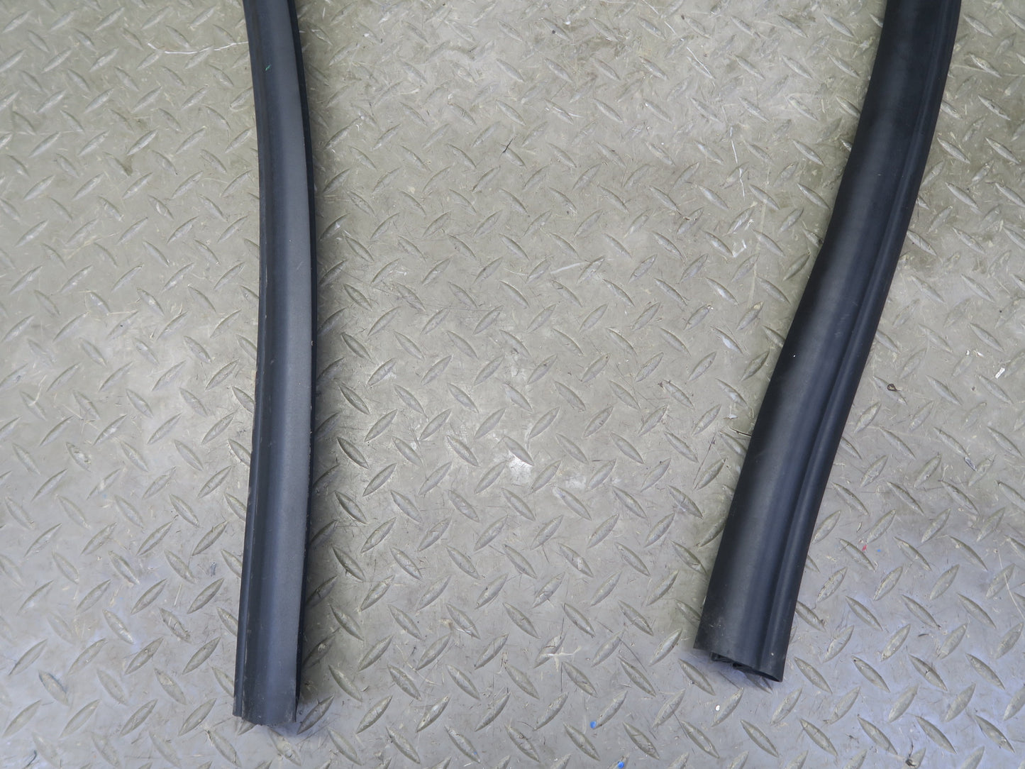 08-19 Maserati Granturismo M145 Left Door Weatherstrip Rubber Seal Gasket