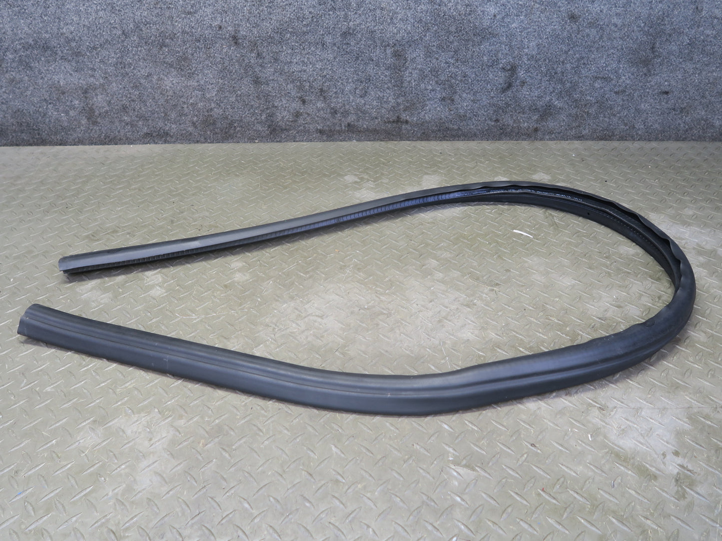 08-19 Maserati Granturismo M145 Left Door Weatherstrip Rubber Seal Gasket