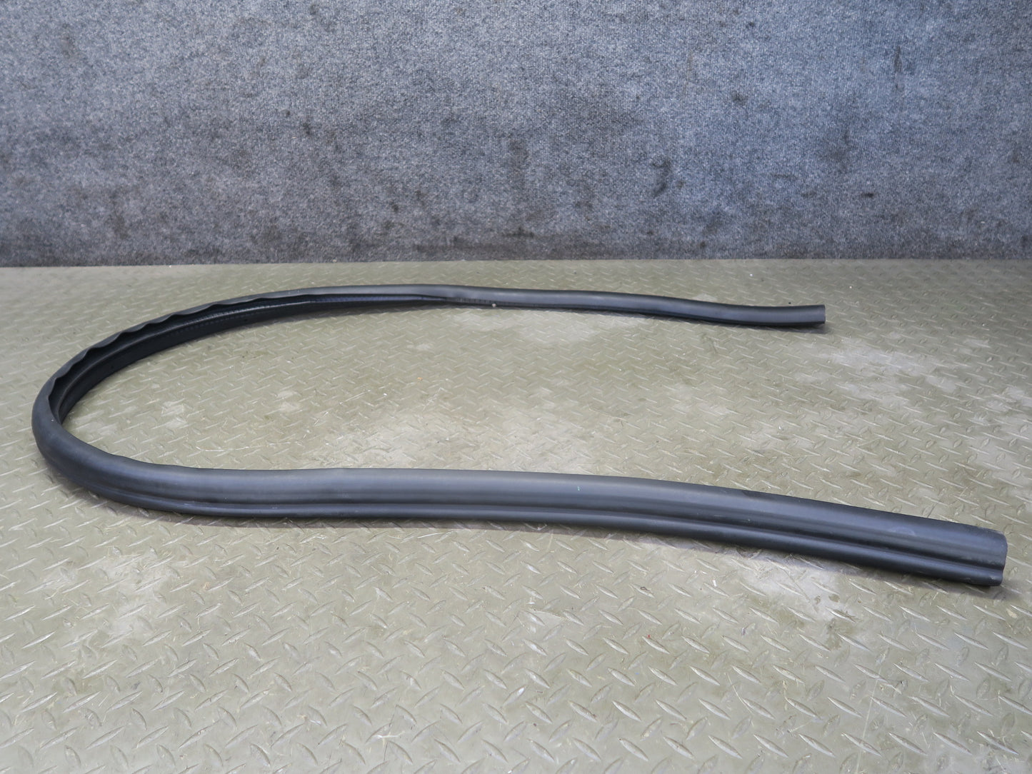08-19 Maserati Granturismo M145 Left Door Weatherstrip Rubber Seal Gasket