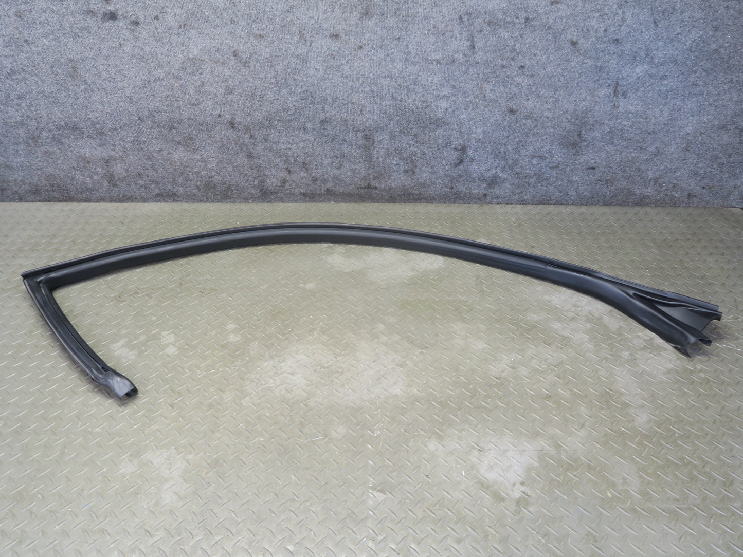 08-19 Maserati Granturismo M145 Right Door Upper Weatherstrip Rubber Seal Gasket