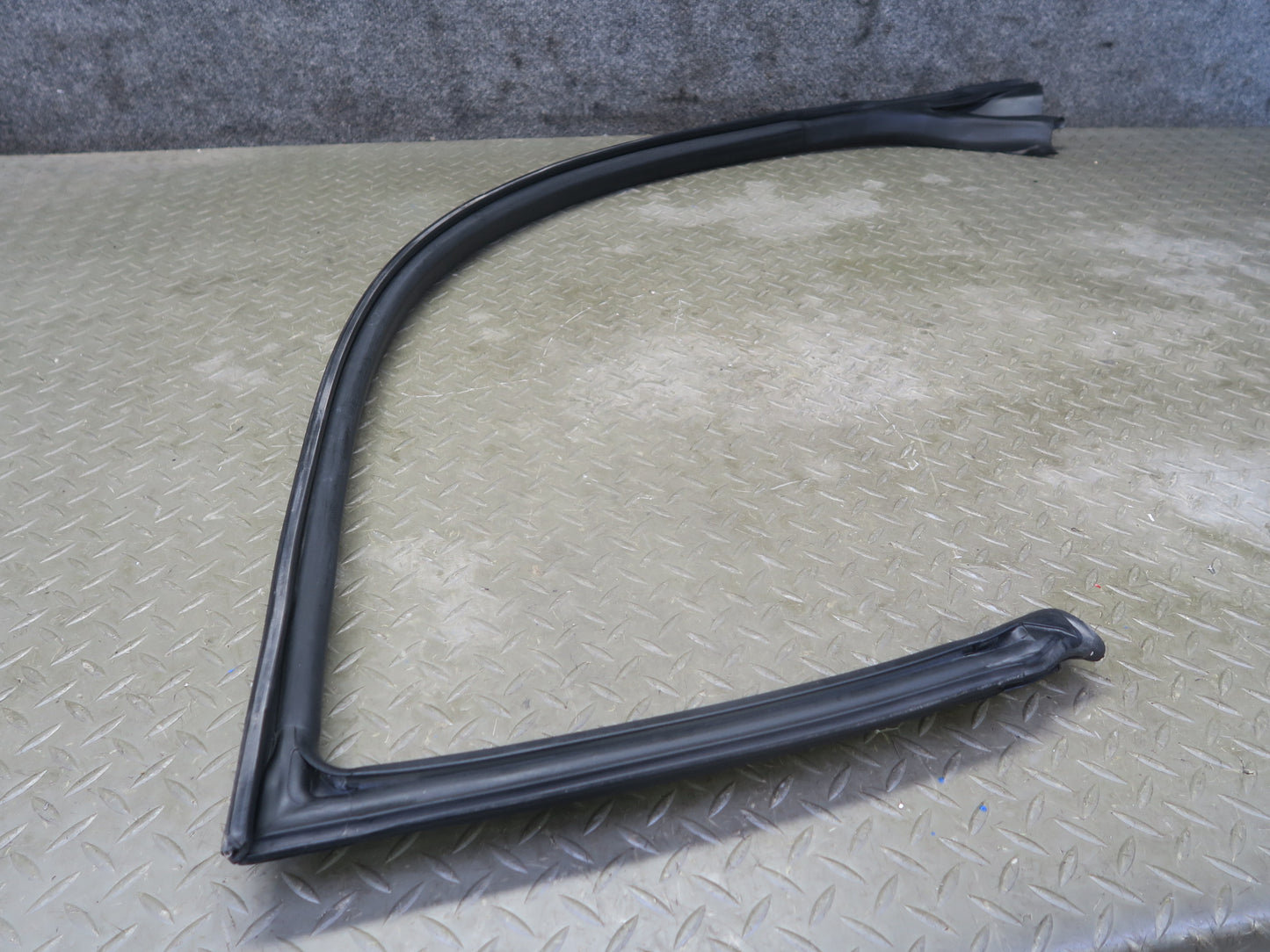 08-19 Maserati Granturismo M145 Right Door Upper Weatherstrip Rubber Seal Gasket
