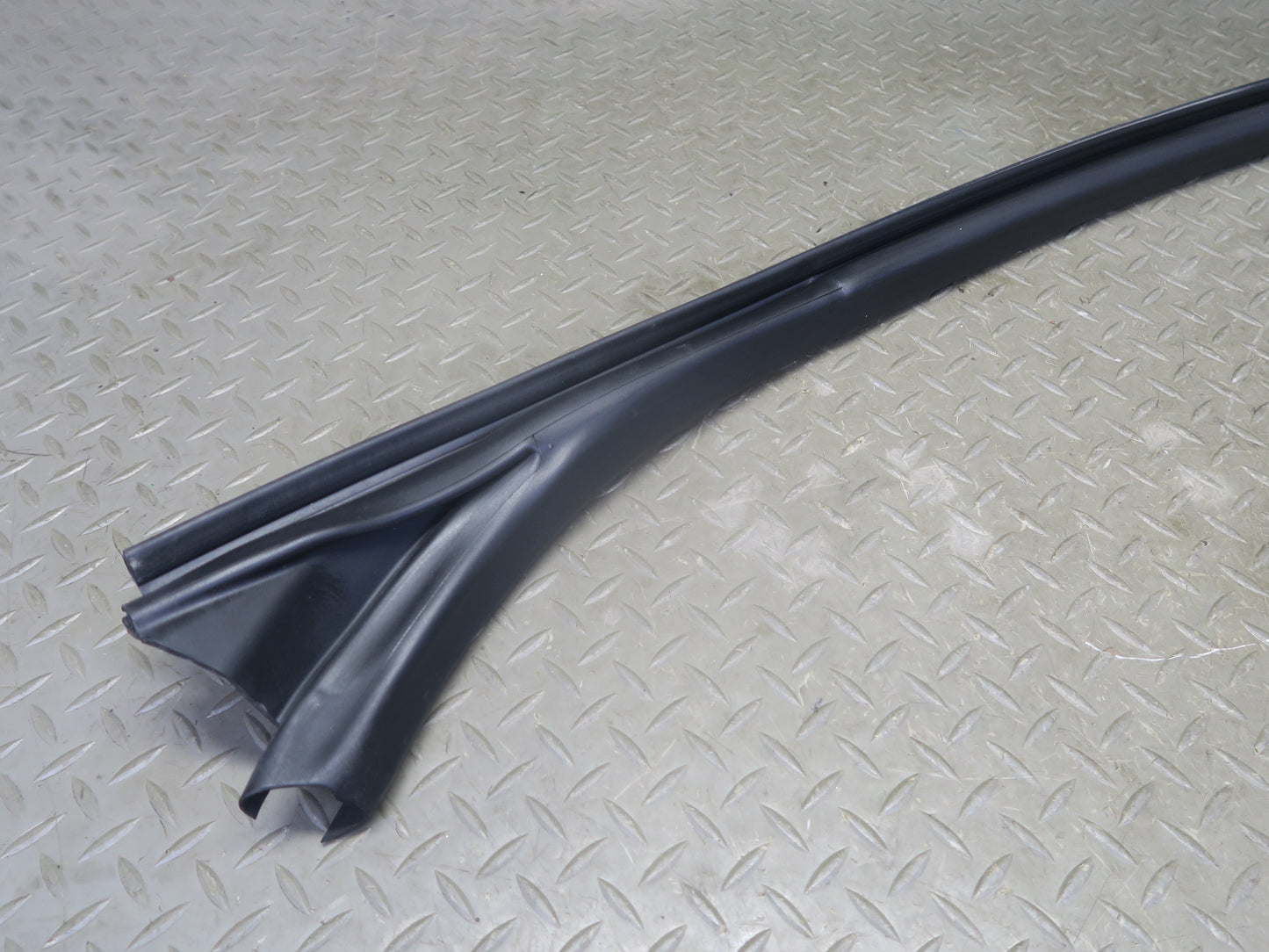 08-19 Maserati Granturismo M145 Left Door Upper Weatherstrip Rubber Seal Gasket