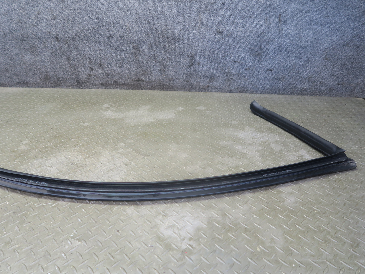 08-19 Maserati Granturismo M145 Left Door Upper Weatherstrip Rubber Seal Gasket