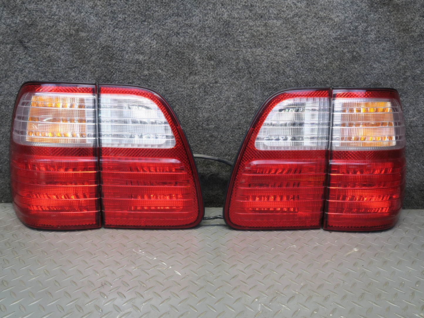 2005-2007 Lexus UZJ100L LX470 Rear Inner & Outer Tail Light Lamp Set of 4