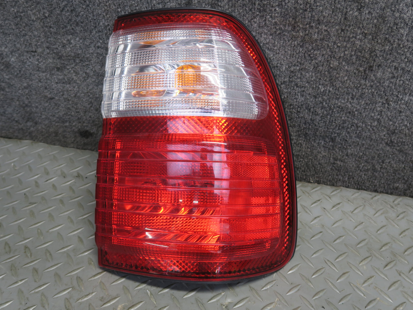 2005-2007 Lexus UZJ100L LX470 Rear Inner & Outer Tail Light Lamp Set of 4
