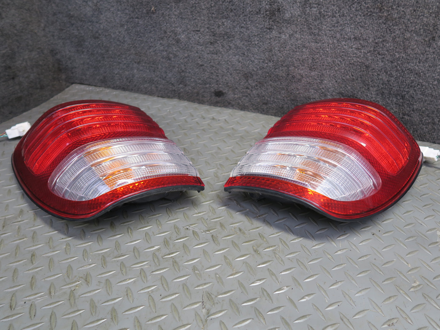 2005-2007 Lexus UZJ100L LX470 Rear Inner & Outer Tail Light Lamp Set of 4