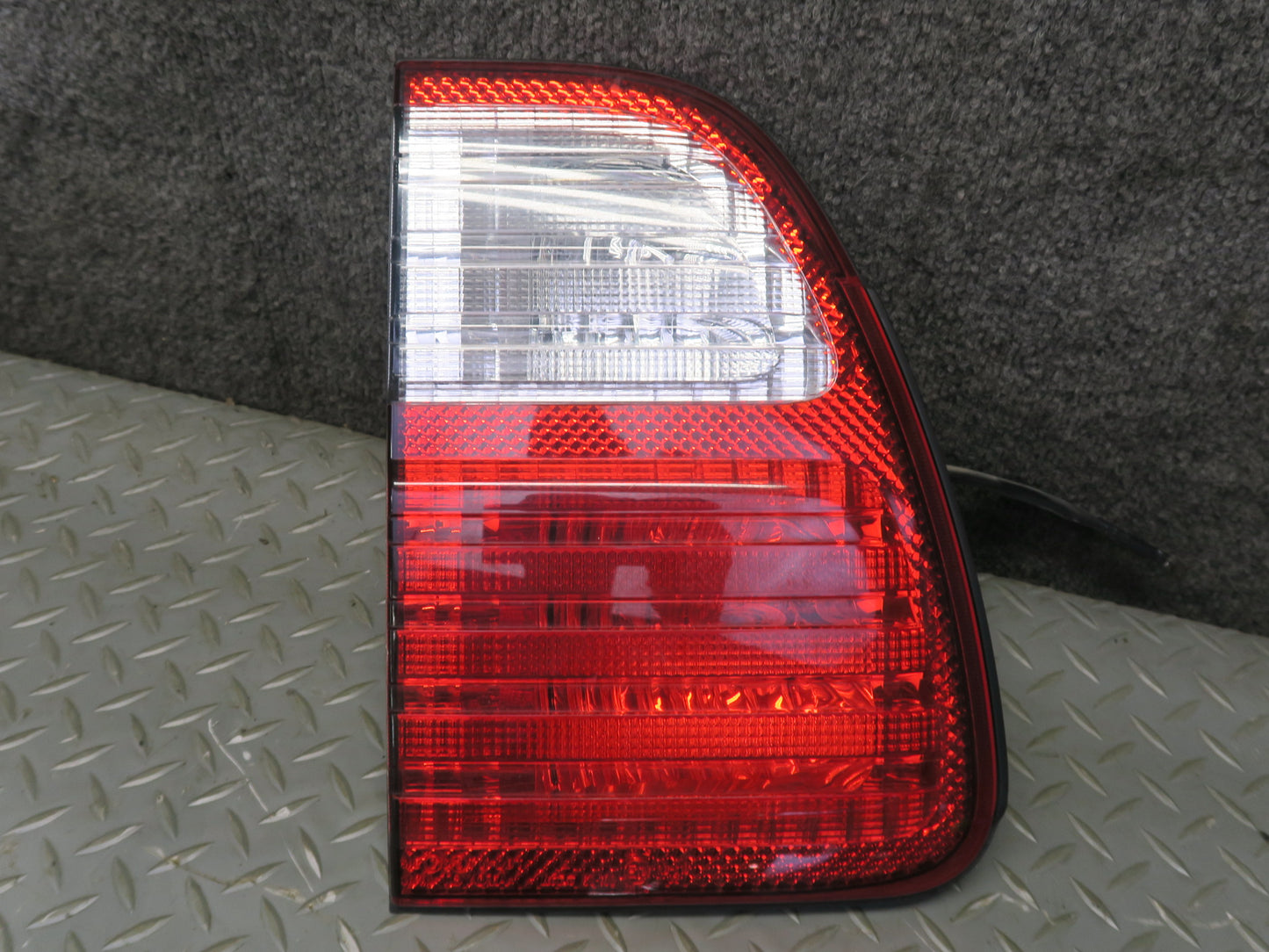 2005-2007 Lexus UZJ100L LX470 Rear Inner & Outer Tail Light Lamp Set of 4