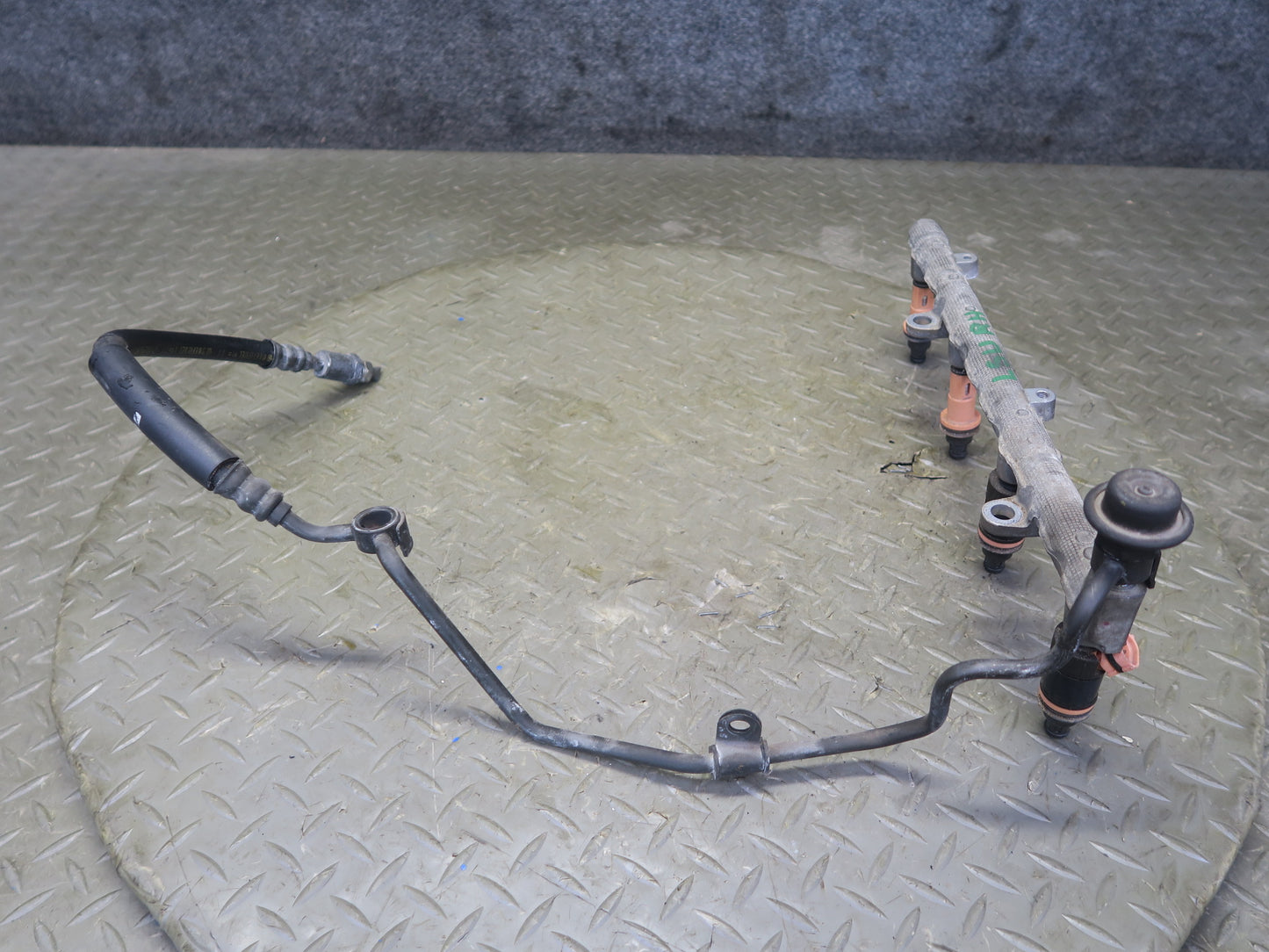 98-00 Lexus UCF20L LS400 1UZFE 4.0L Fuel Rail w Injector Set Assembly OEM