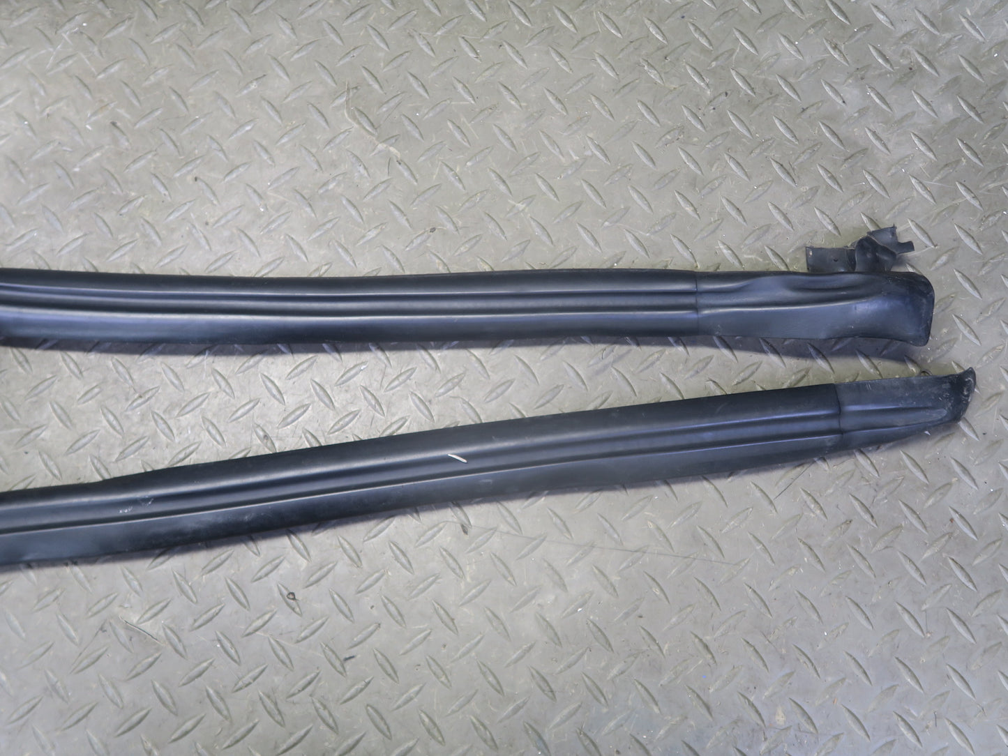 97-04 Porsche Boxster 986 Left Door Weatherstrip Rubber Seal Gasket