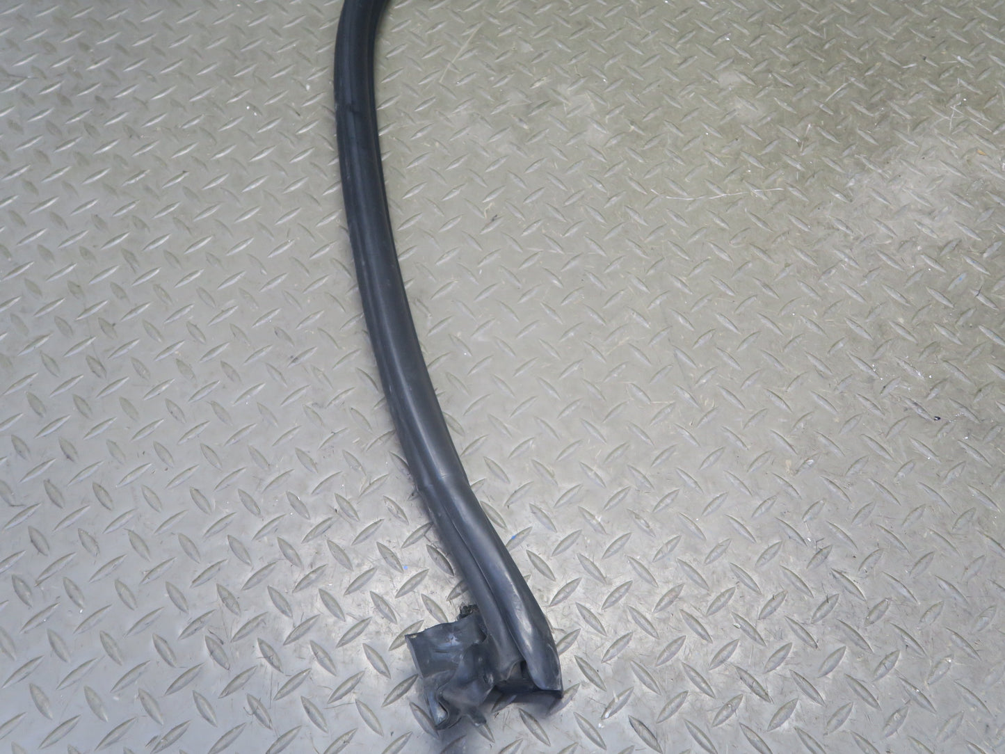 97-04 Porsche Boxster 986 Left Door Weatherstrip Rubber Seal Gasket 98653707502