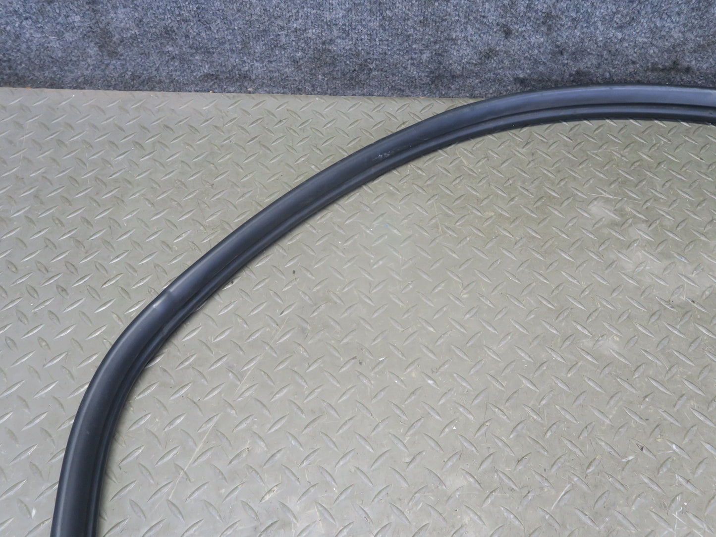 97-04 Porsche Boxster 986 Left Door Weatherstrip Rubber Seal Gasket 98653707502