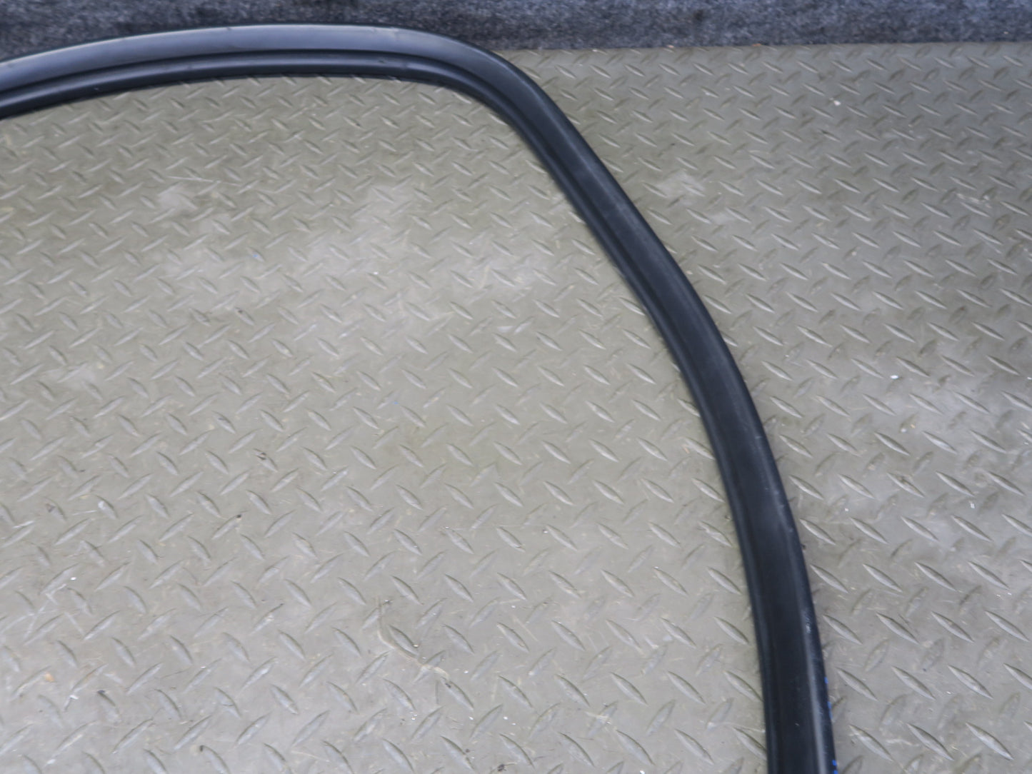 97-04 Porsche Boxster 986 Left Door Weatherstrip Rubber Seal Gasket 98653707502