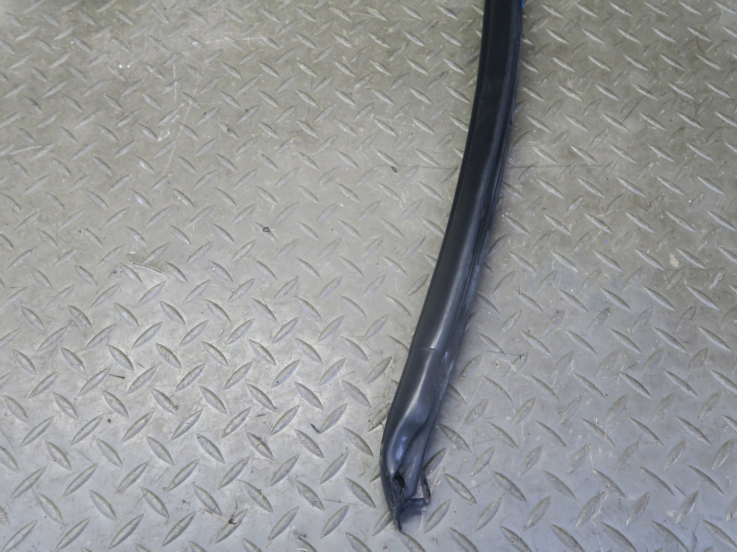 97-04 Porsche Boxster 986 Left Door Weatherstrip Rubber Seal Gasket 98653707502