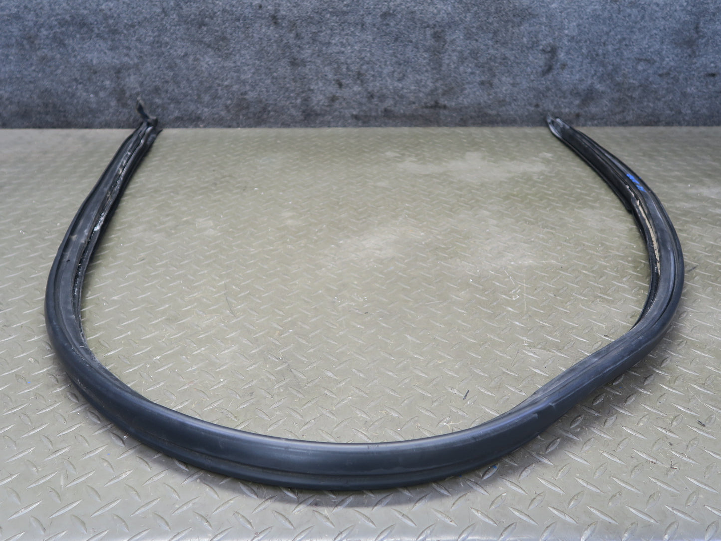 97-04 Porsche Boxster 986 Left Door Weatherstrip Rubber Seal Gasket 98653707502