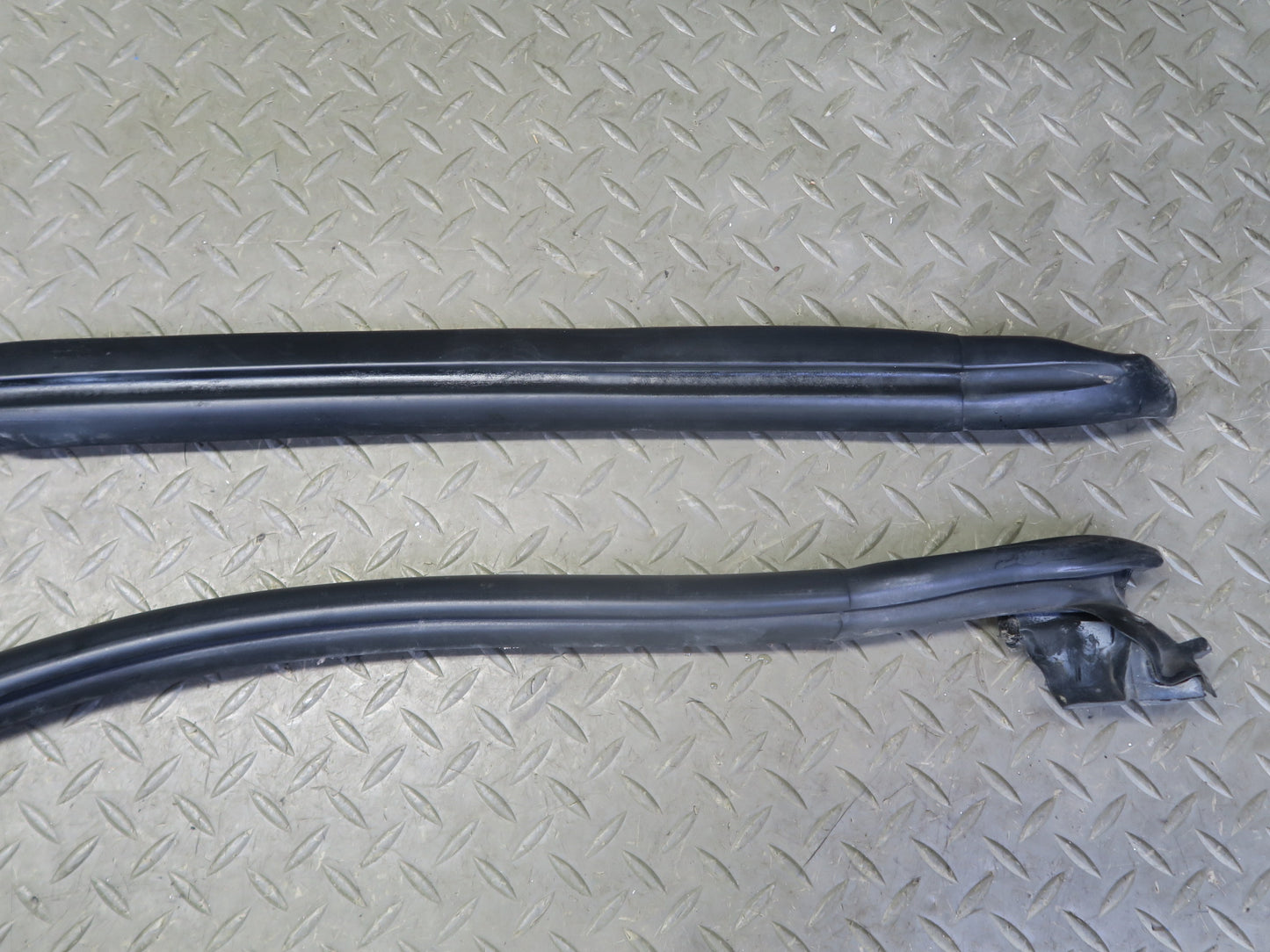 97-04 Porsche Boxster 986 Left Door Weatherstrip Rubber Seal Gasket 98653707502
