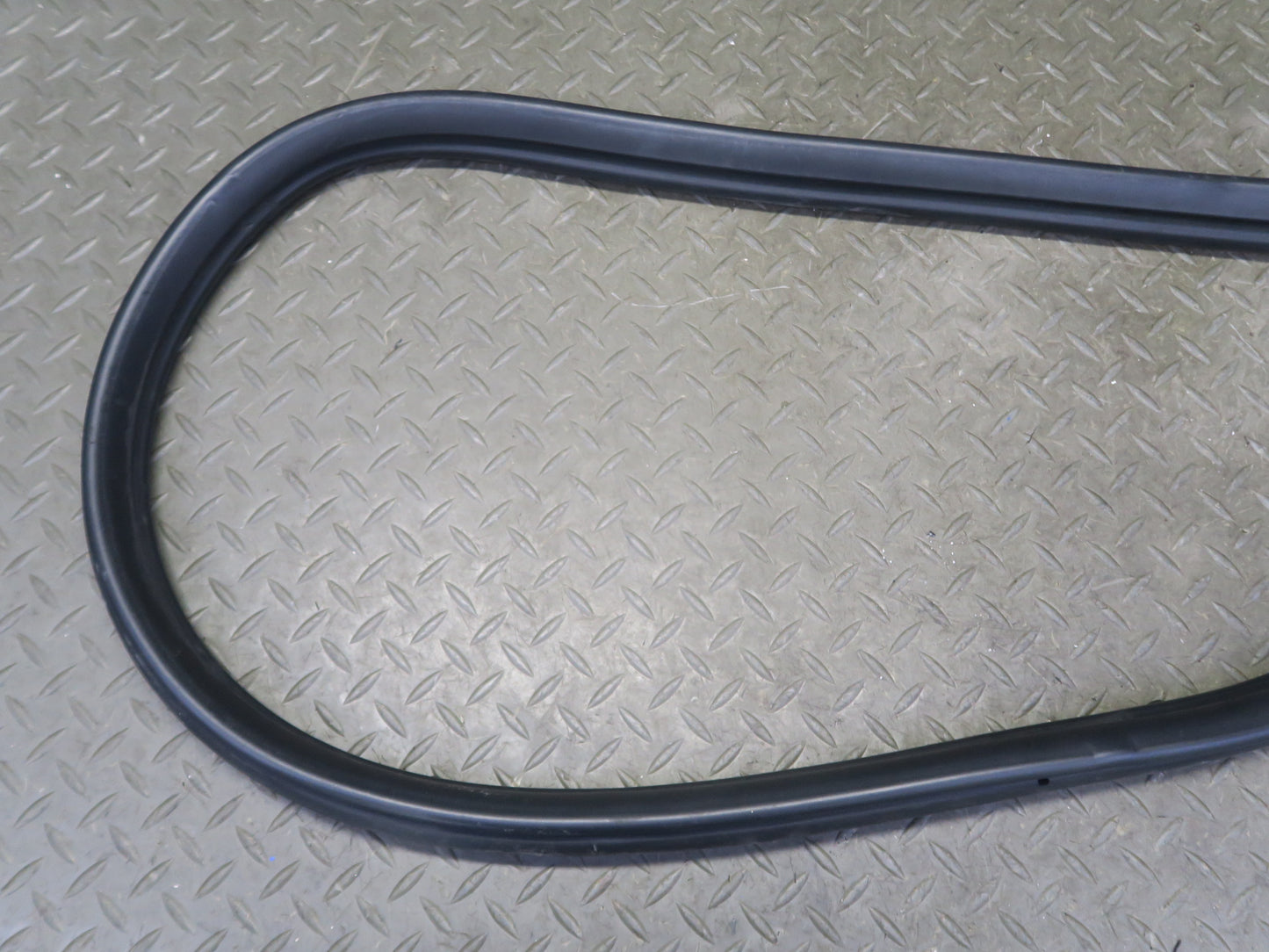 97-04 Porsche Boxster 986 Left Door Weatherstrip Rubber Seal Gasket 98653707502