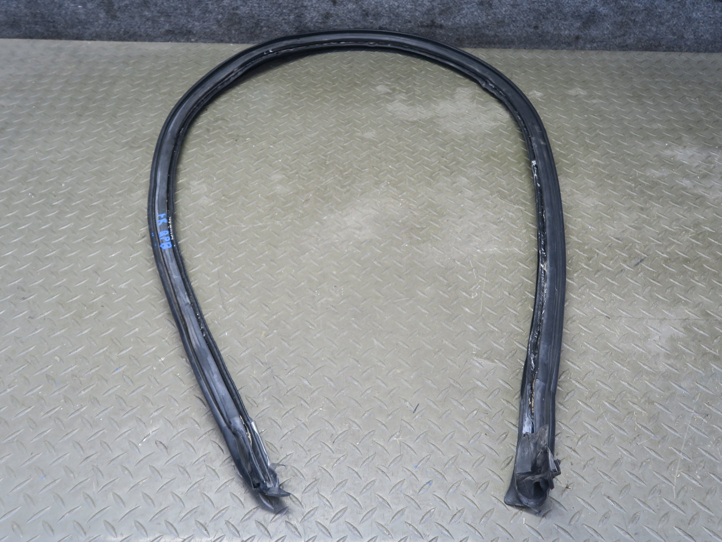 97-04 Porsche Boxster 986 Left Door Weatherstrip Rubber Seal Gasket 98653707502