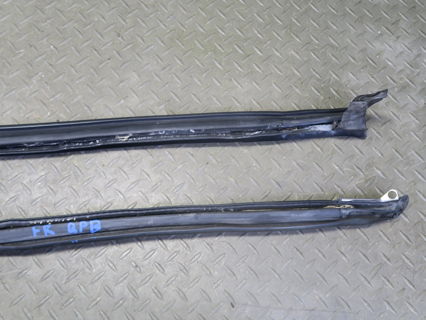 97-04 Porsche Boxster 986 Left Door Weatherstrip Rubber Seal Gasket 98653707502