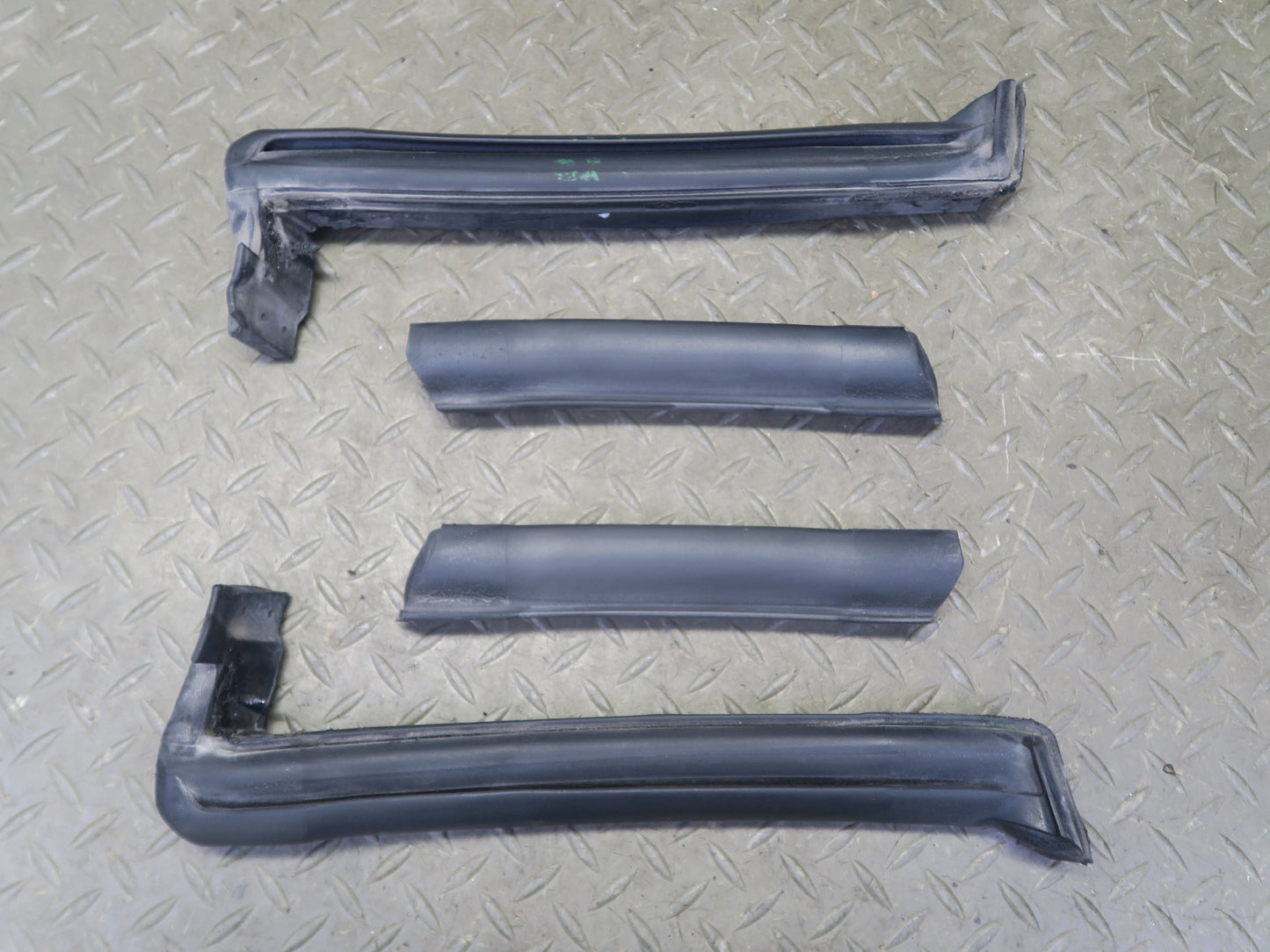 98-04 Chevrolet Corvette C5 Convert TOP Roof Weatherstrip Rubber Seal Set OEM