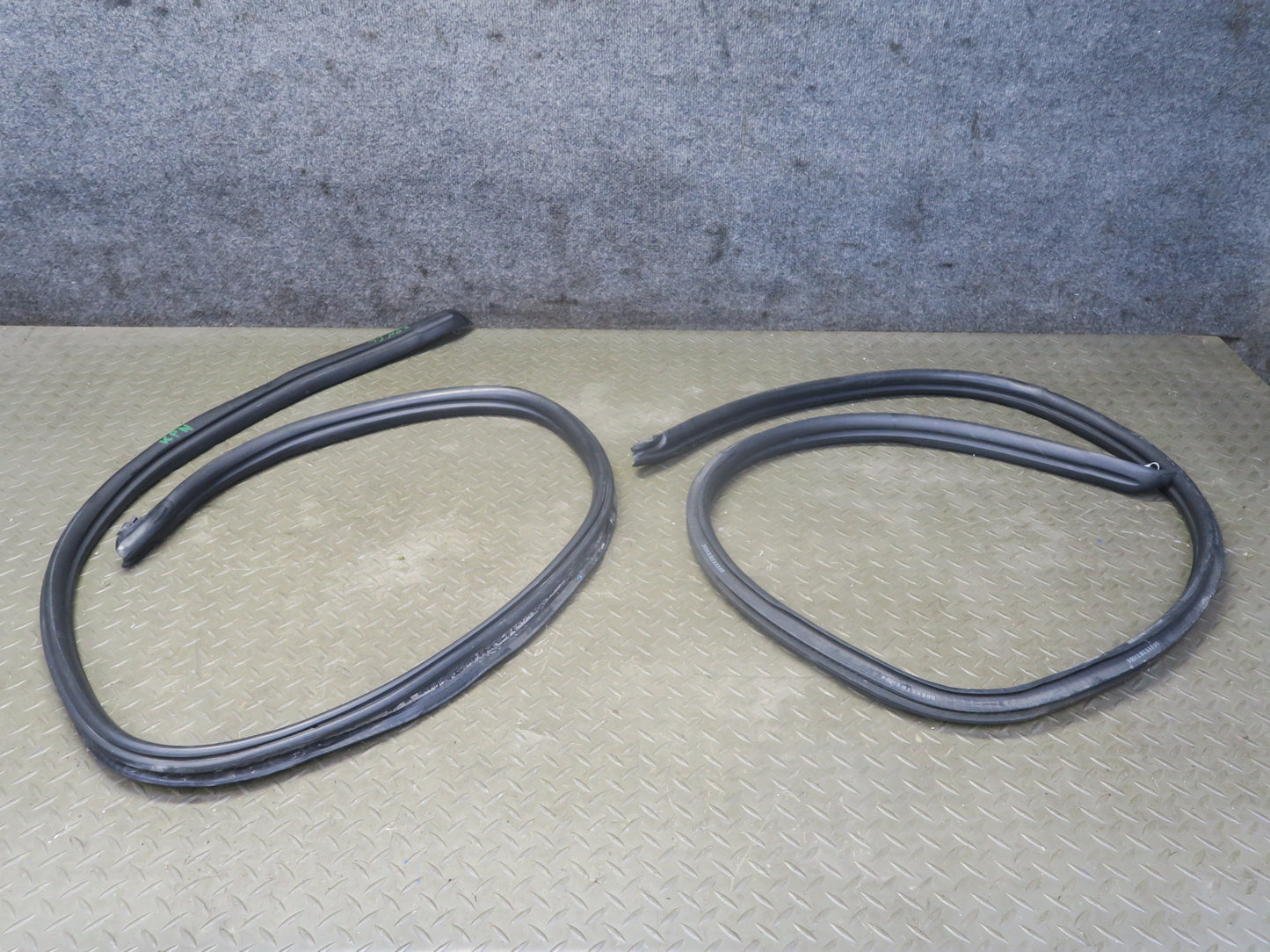99-05 Porsche 911 996 Convertble Left & Right Door Weatherstrip Rubber Seal Set