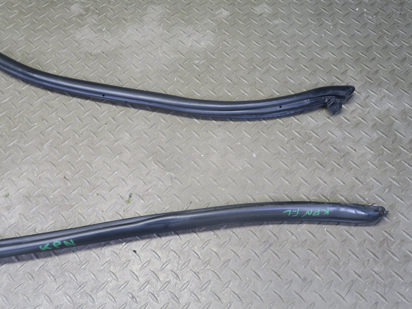 99-05 Porsche 911 996 Convertble Left & Right Door Weatherstrip Rubber Seal Set