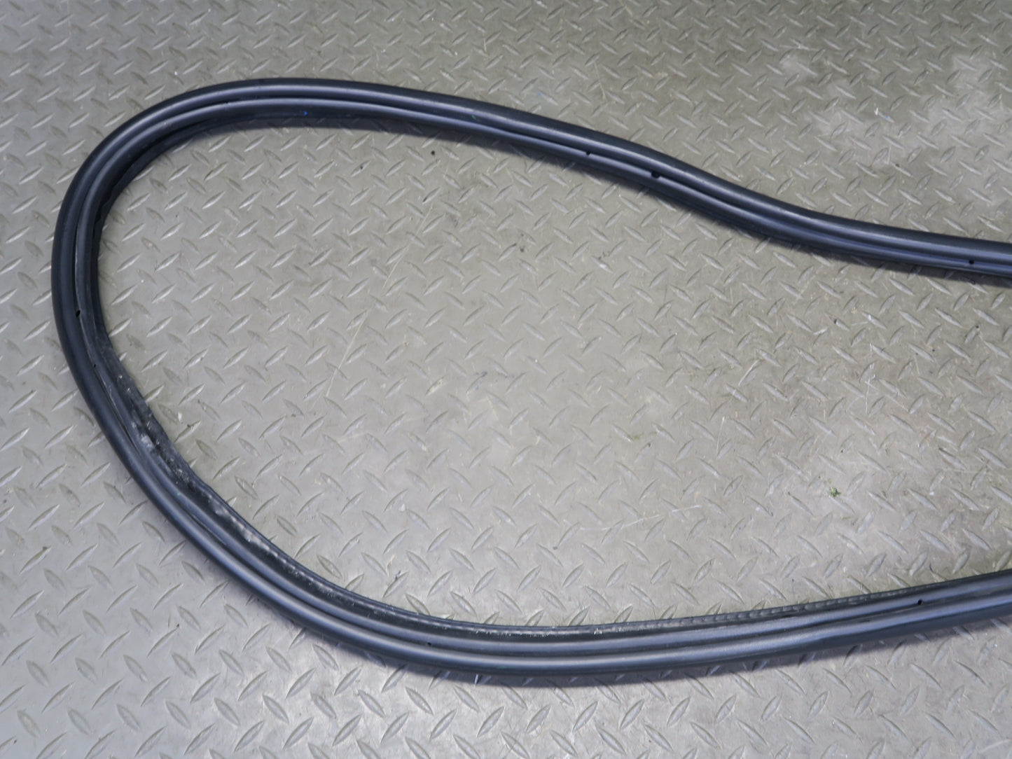 99-05 Porsche 911 996 Convertble Left & Right Door Weatherstrip Rubber Seal Set