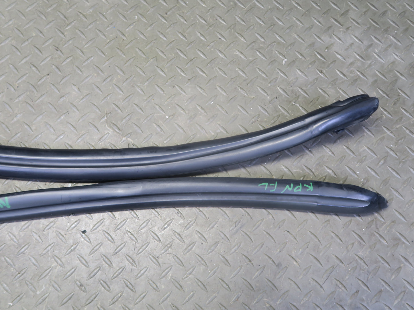 99-05 Porsche 911 996 Convertble Left & Right Door Weatherstrip Rubber Seal Set