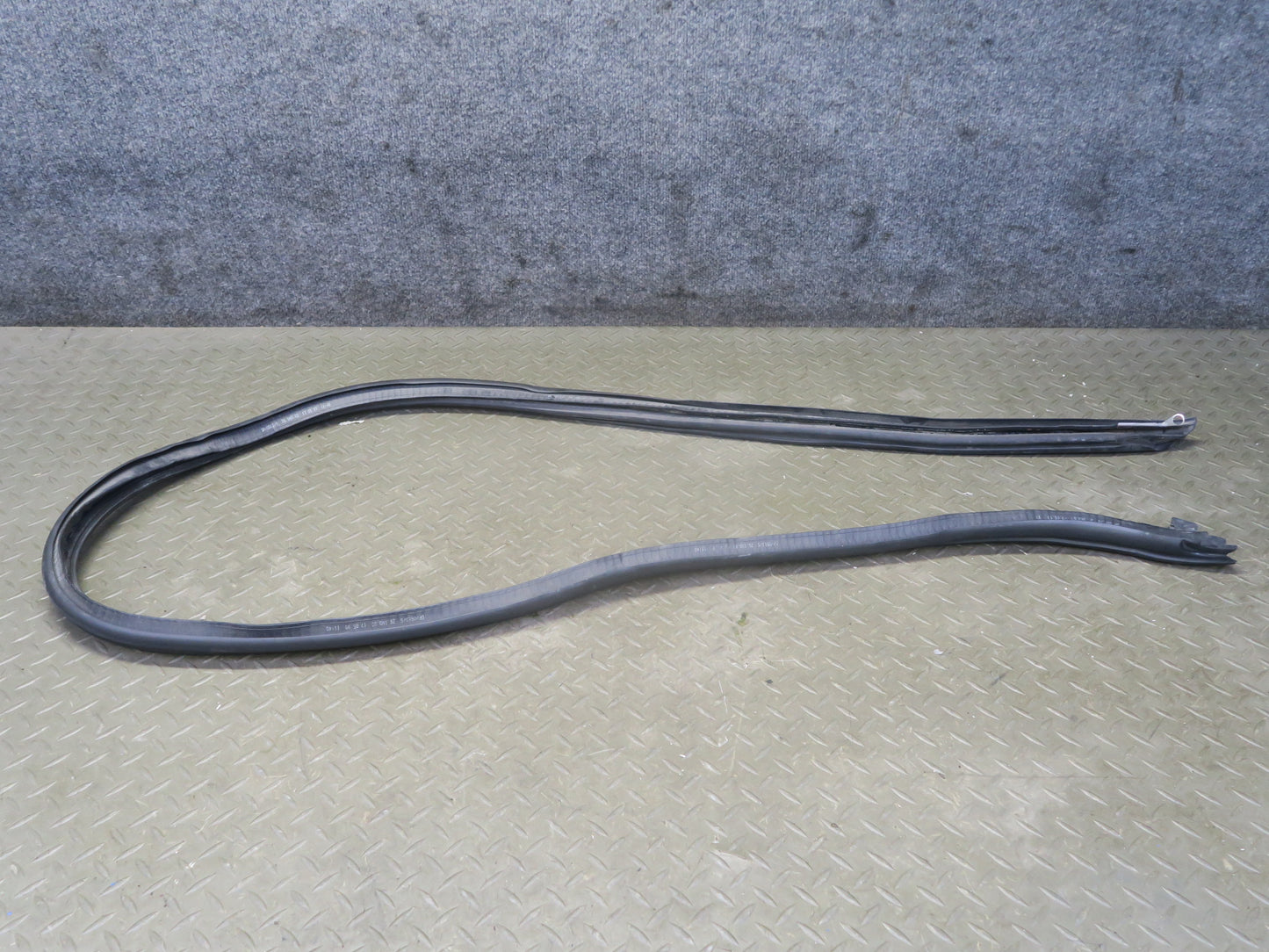 99-05 Porsche 911 996 Convertble Left & Right Door Weatherstrip Rubber Seal Set