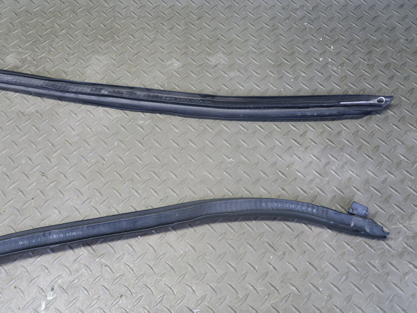 99-05 Porsche 911 996 Convertble Left & Right Door Weatherstrip Rubber Seal Set