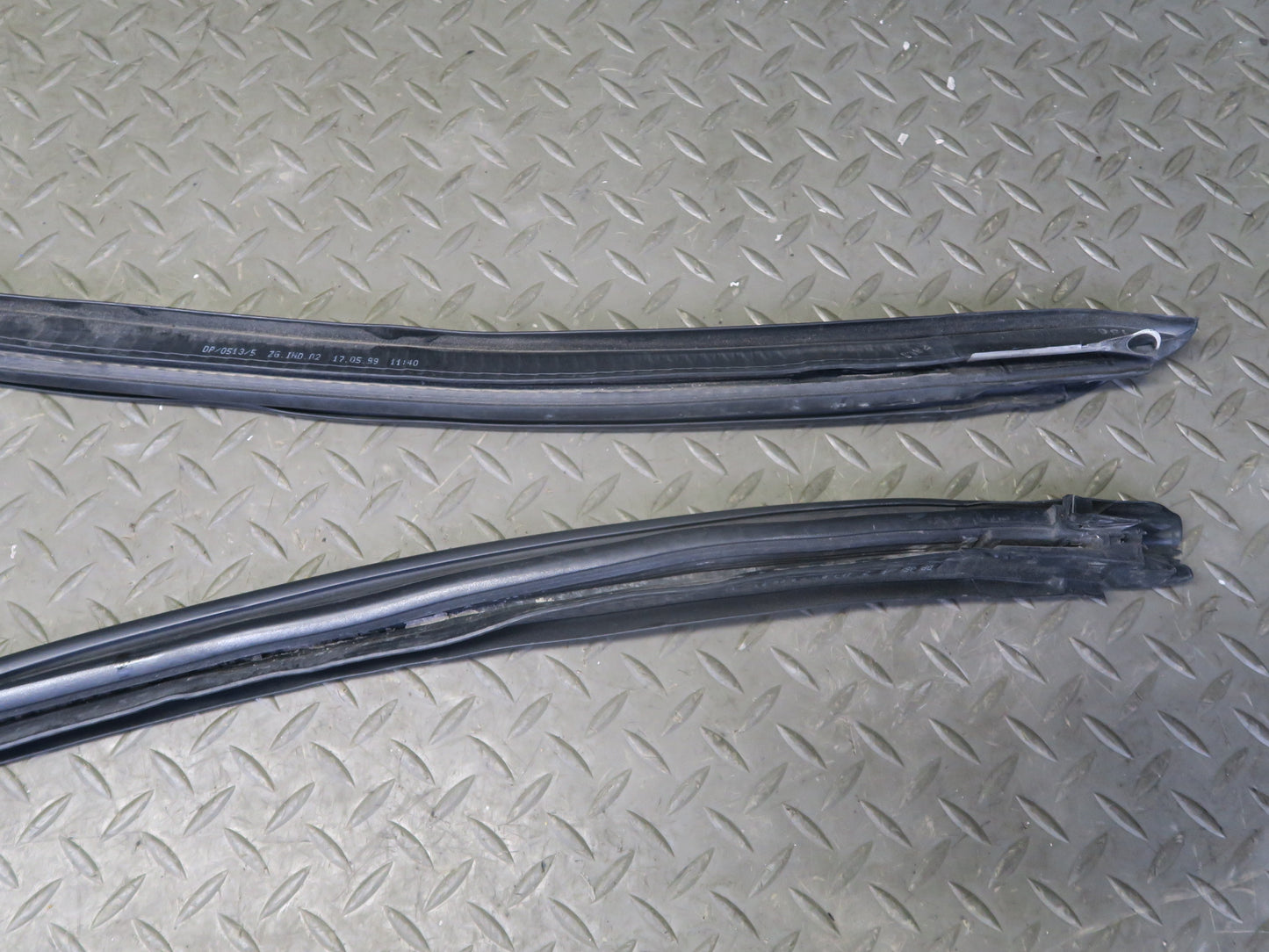 99-05 Porsche 911 996 Convertble Left & Right Door Weatherstrip Rubber Seal Set
