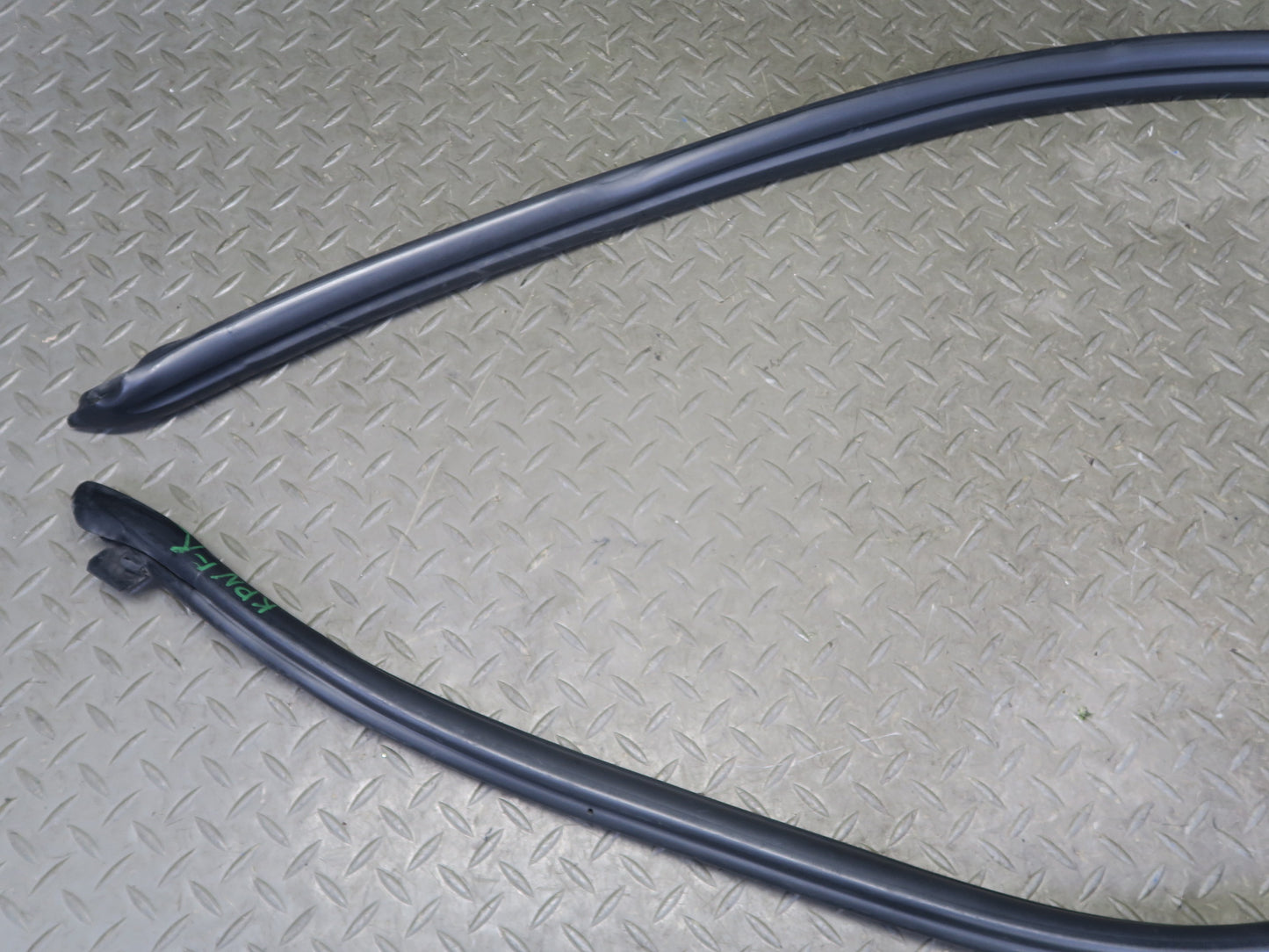 99-05 Porsche 911 996 Convertble Left & Right Door Weatherstrip Rubber Seal Set