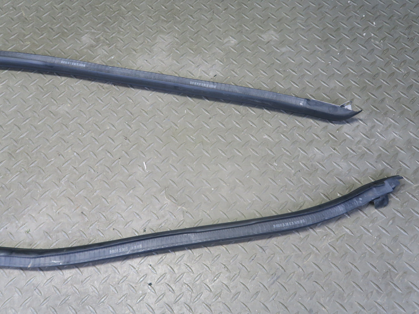 99-05 Porsche 911 996 Convertble Left & Right Door Weatherstrip Rubber Seal Set