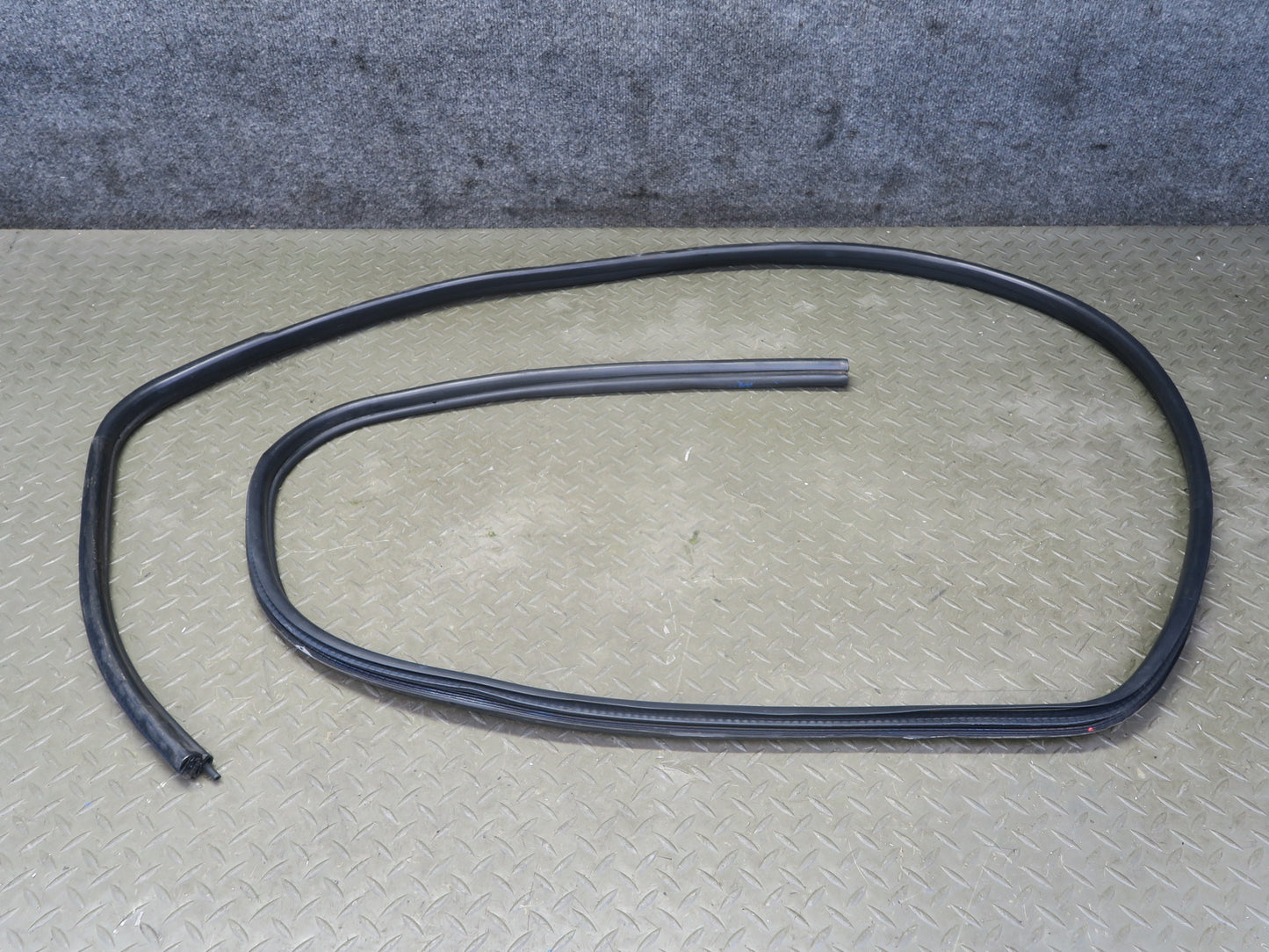 95-99 BMW E36 318ti Compact Right Door Weatherstrip Rubber Seal Gasket OEM
