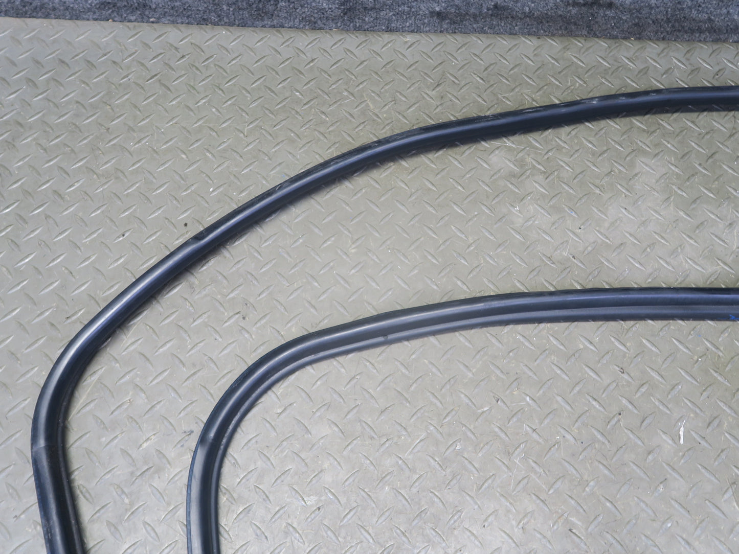 95-99 BMW E36 318ti Compact Right Door Weatherstrip Rubber Seal Gasket OEM