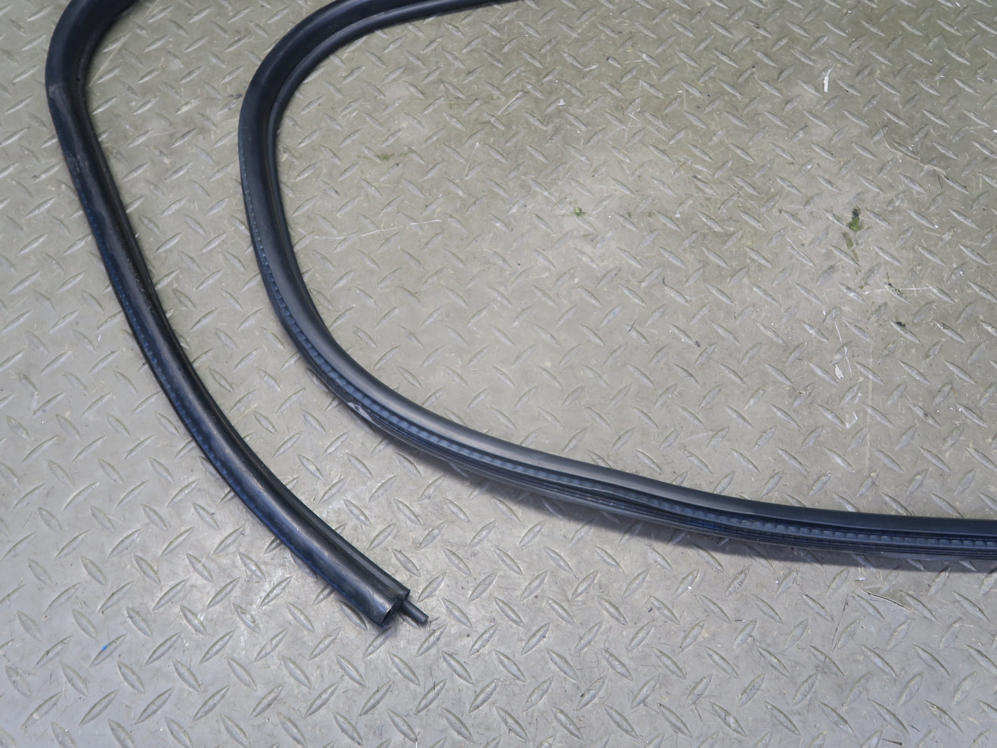 95-99 BMW E36 318ti Compact Right Door Weatherstrip Rubber Seal Gasket OEM