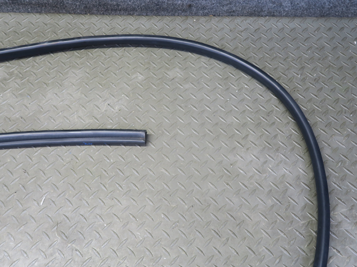 95-99 BMW E36 318ti Compact Right Door Weatherstrip Rubber Seal Gasket OEM
