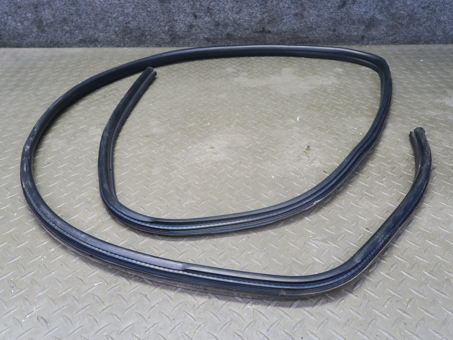95-99 BMW E36 318ti Compact Right Door Weatherstrip Rubber Seal Gasket OEM