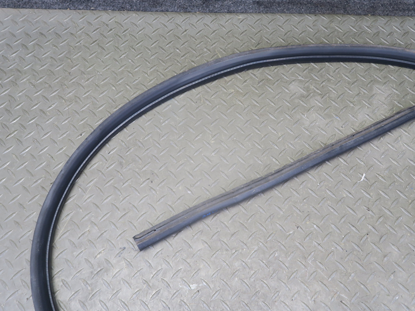 95-99 BMW E36 318ti Compact Right Door Weatherstrip Rubber Seal Gasket OEM