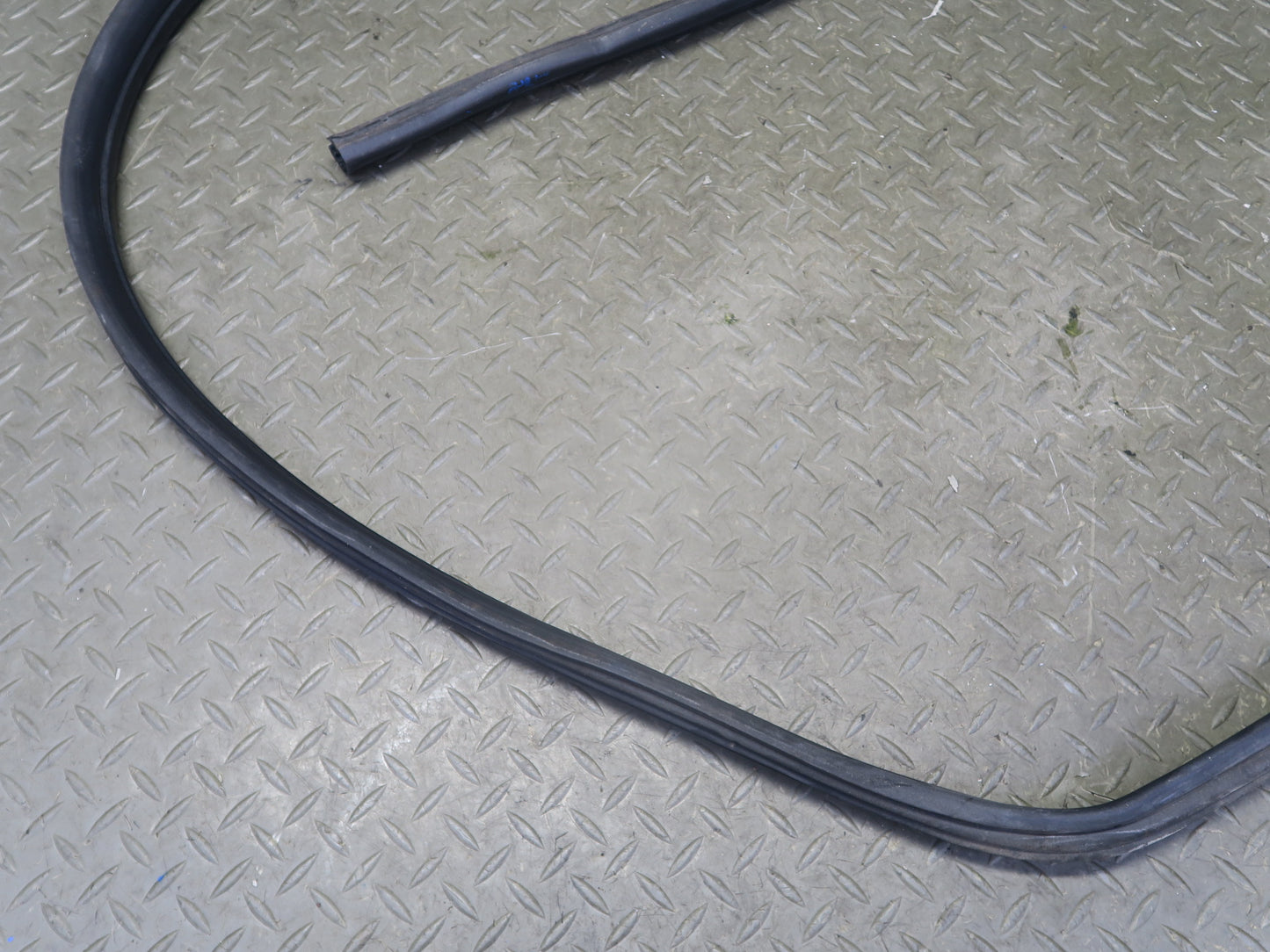 95-99 BMW E36 318ti Compact Right Door Weatherstrip Rubber Seal Gasket OEM
