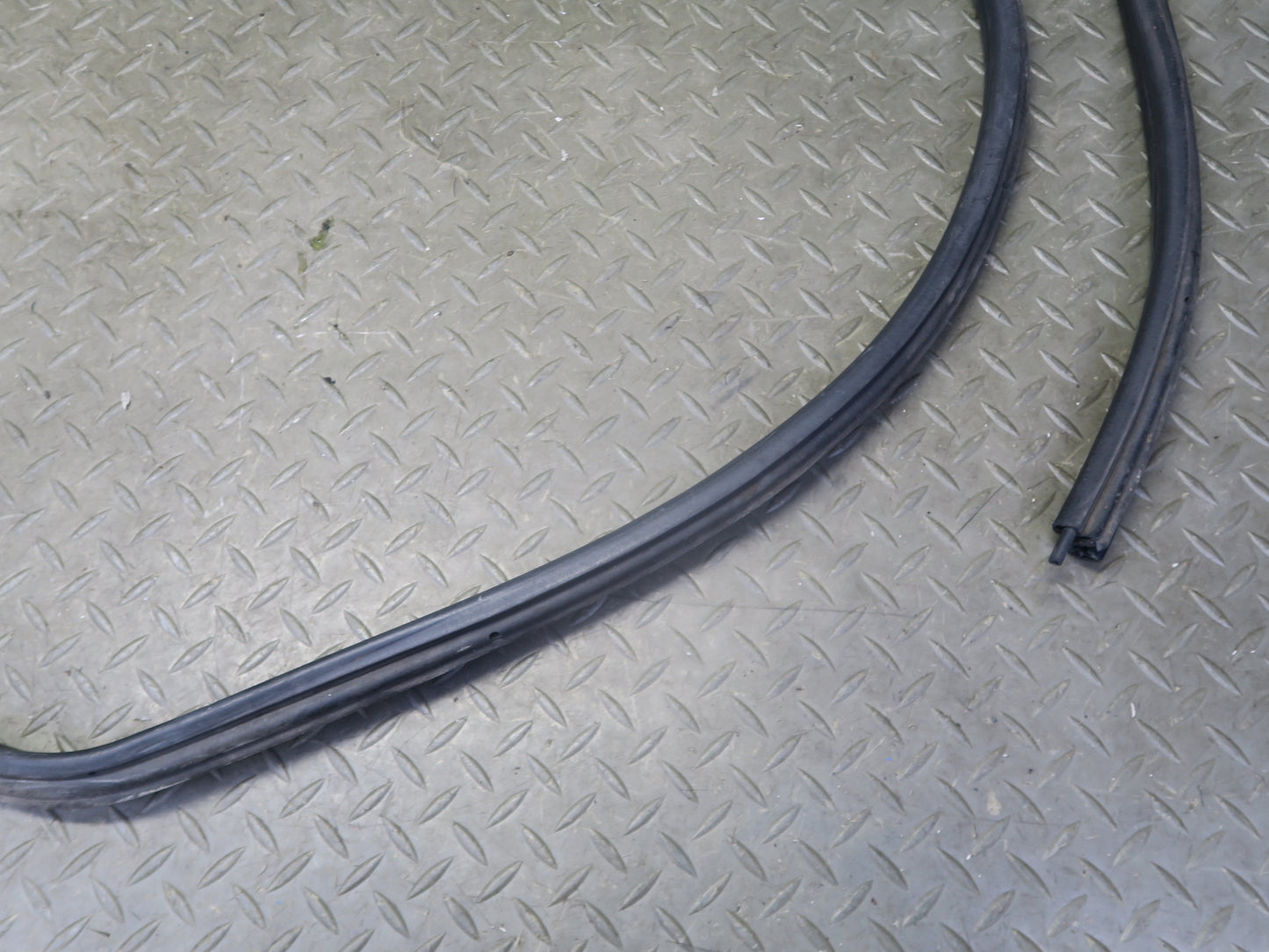 95-99 BMW E36 318ti Compact Right Door Weatherstrip Rubber Seal Gasket OEM