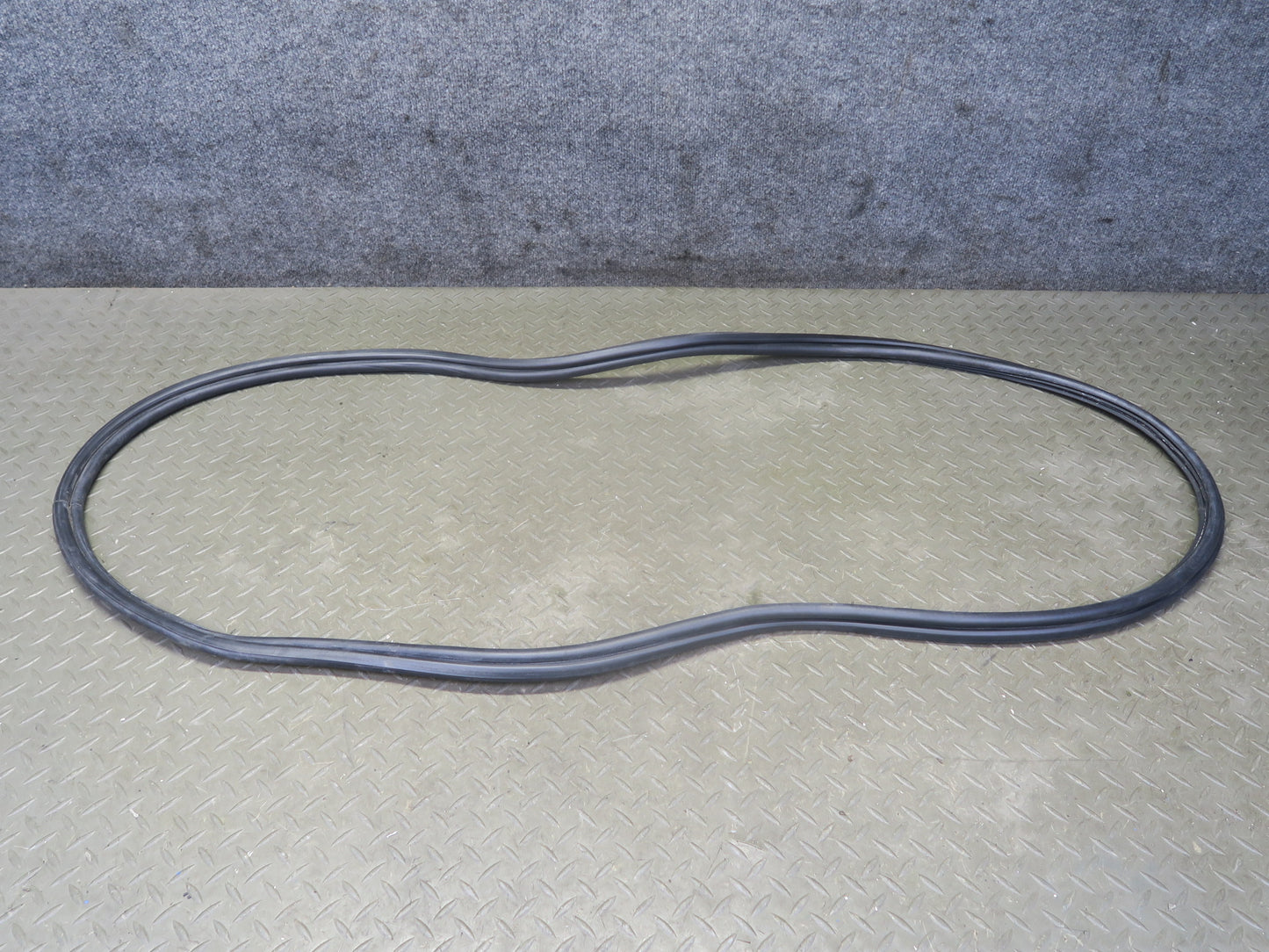 01-06 BMW E46 330ci Convertible Rear Trunk Lid Weatherstrip Rubber Seal OEM