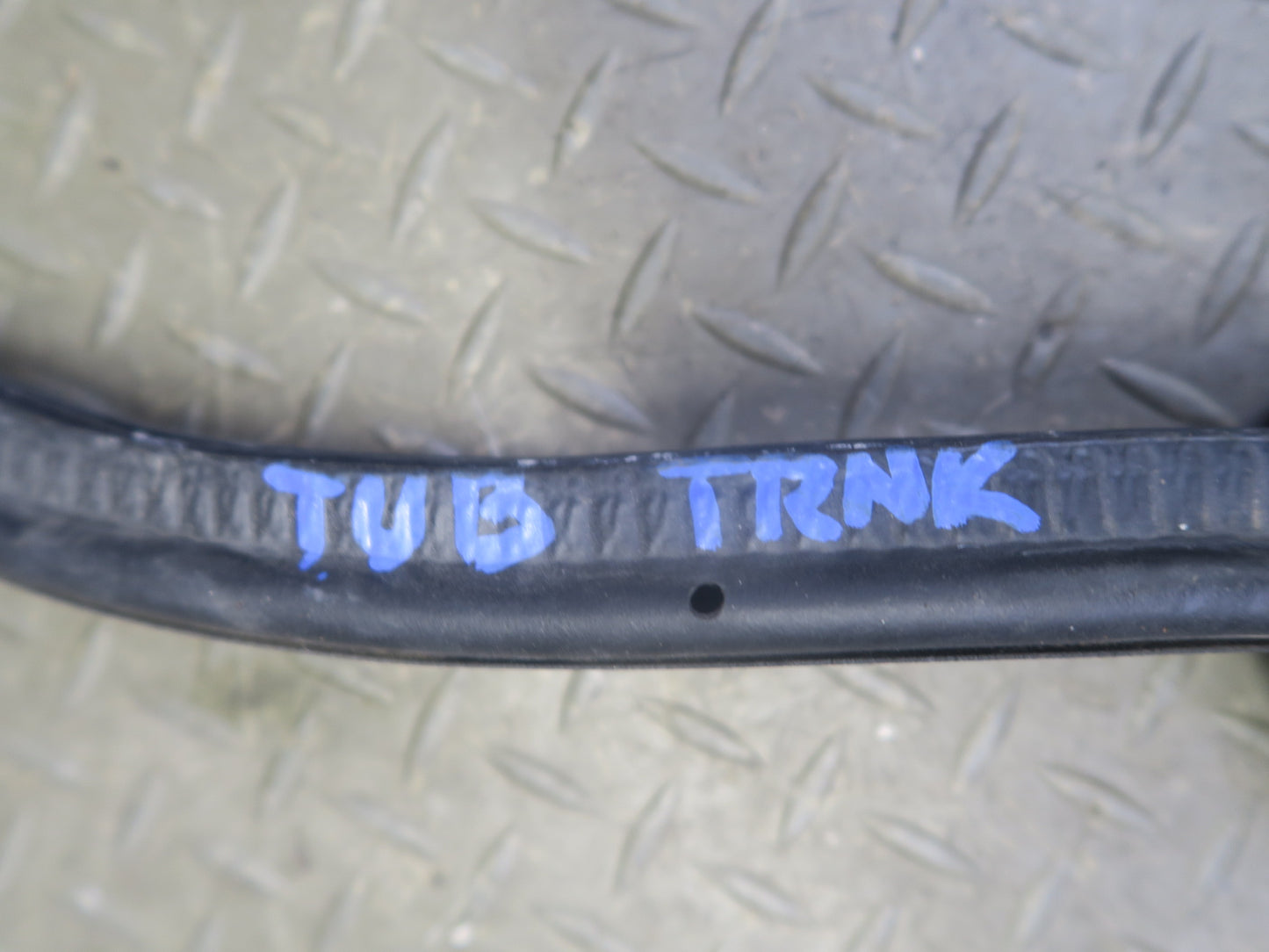 01-06 BMW E46 330ci Convertible Rear Trunk Lid Weatherstrip Rubber Seal OEM